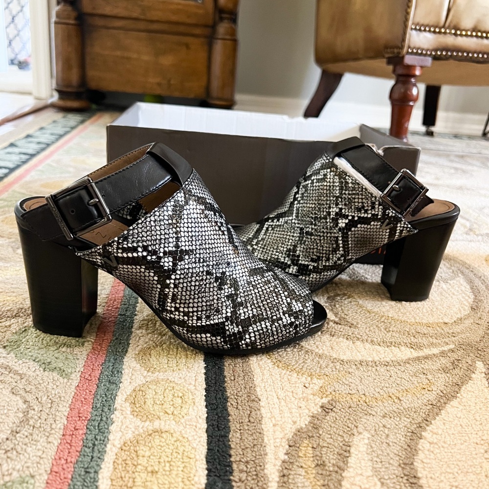 New In Box Vionic Kaia Snake Stacked Heel - image 5